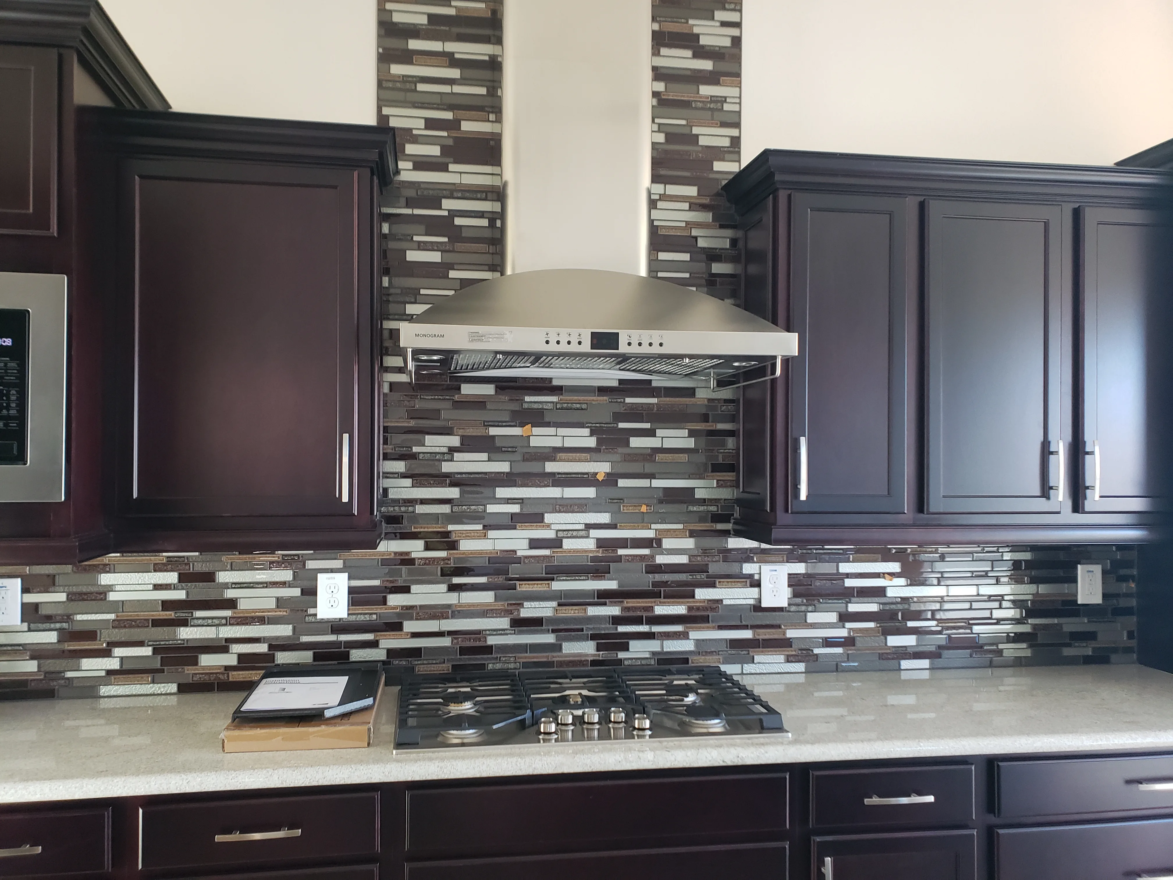 Kitchen Backsplash with Glass Tile