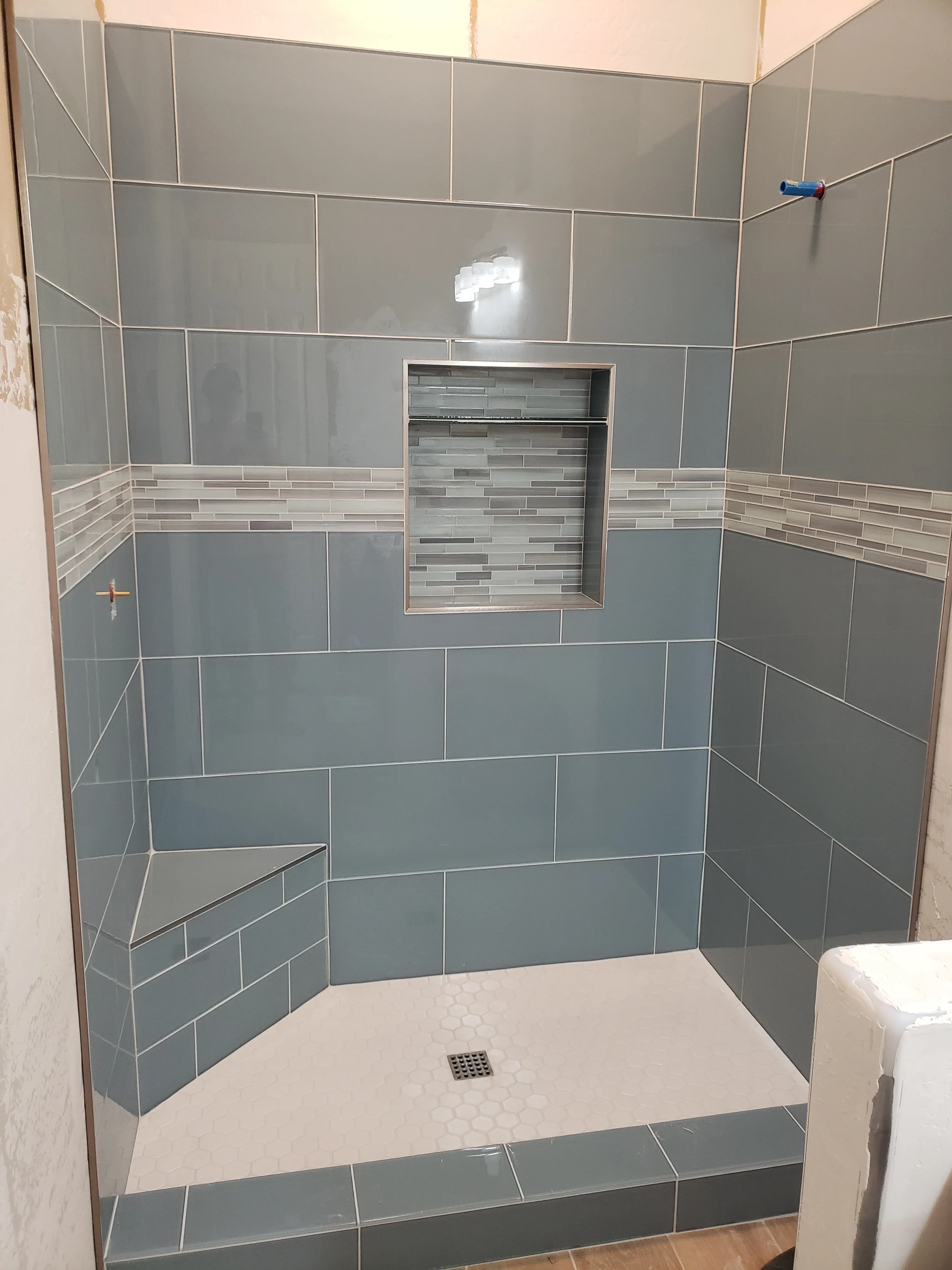 Porcelain Shower with Decorative Accent